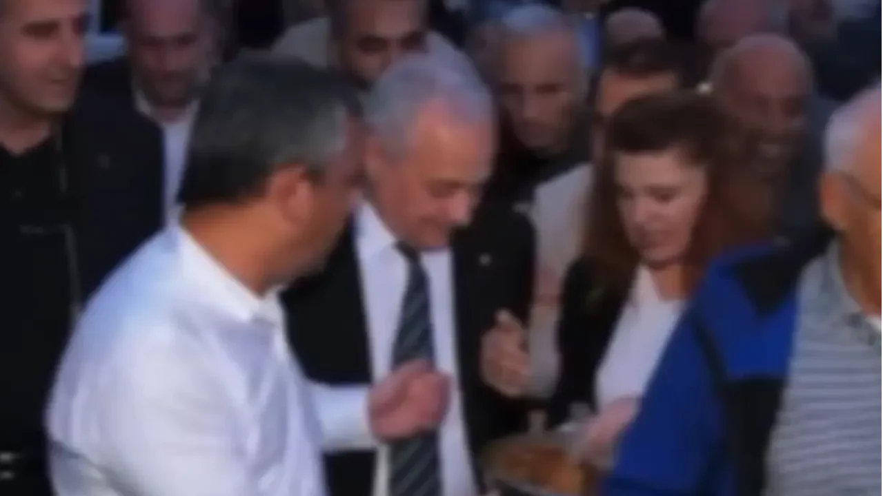 Bursa'da b&ouml;rek diyaloğunun ardından dikkat &ccedil;eken buluşma! &Ouml;zg&uuml;r &Ouml;zel bu kez yedi