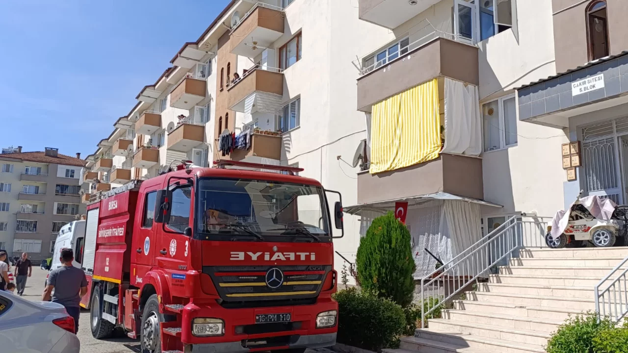 Bursa'da apartman dairesinde yangın! 2'si &ccedil;ocuk 4 kişi dumandan etkilendi