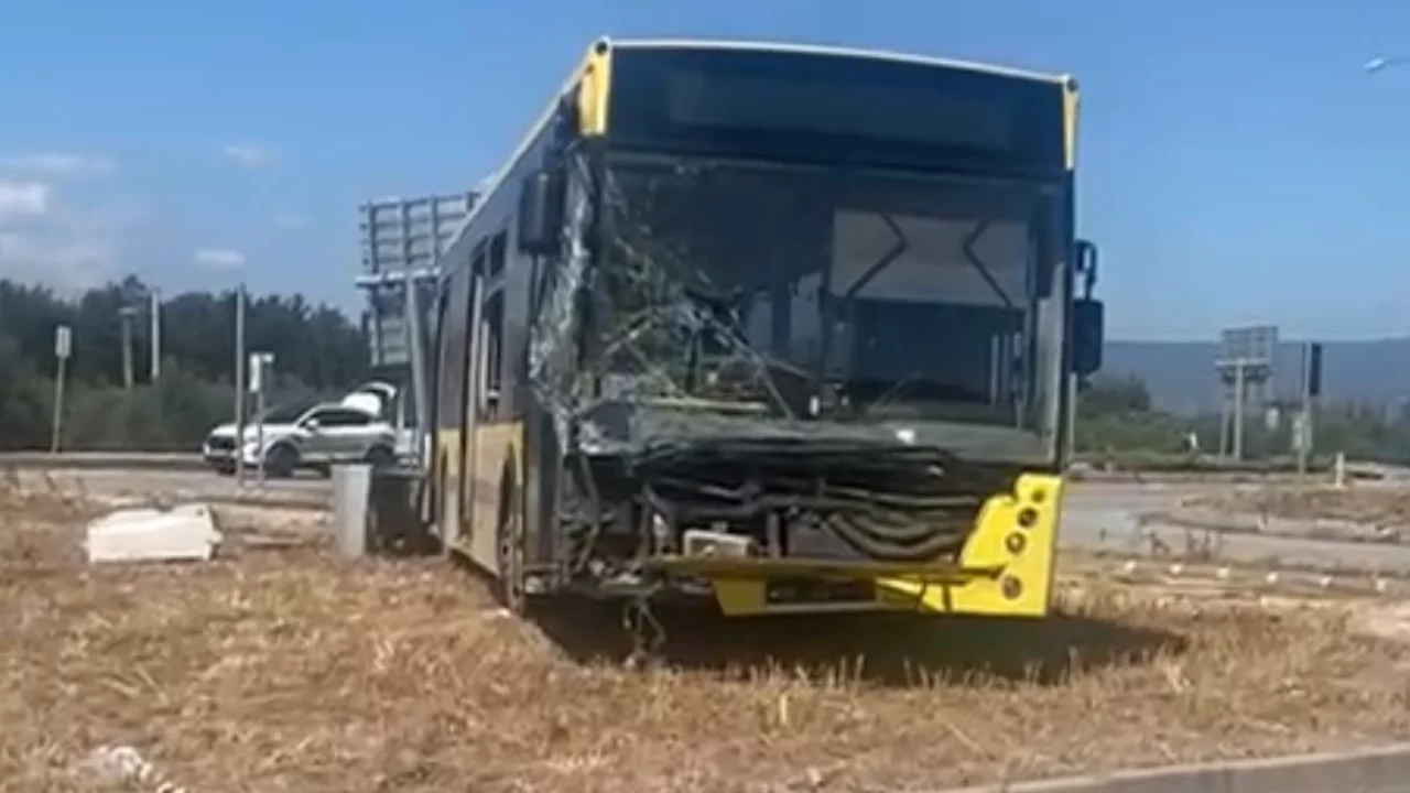 Bursa'da korkutan kaza! Otob&uuml;s direğe &ccedil;arptı
