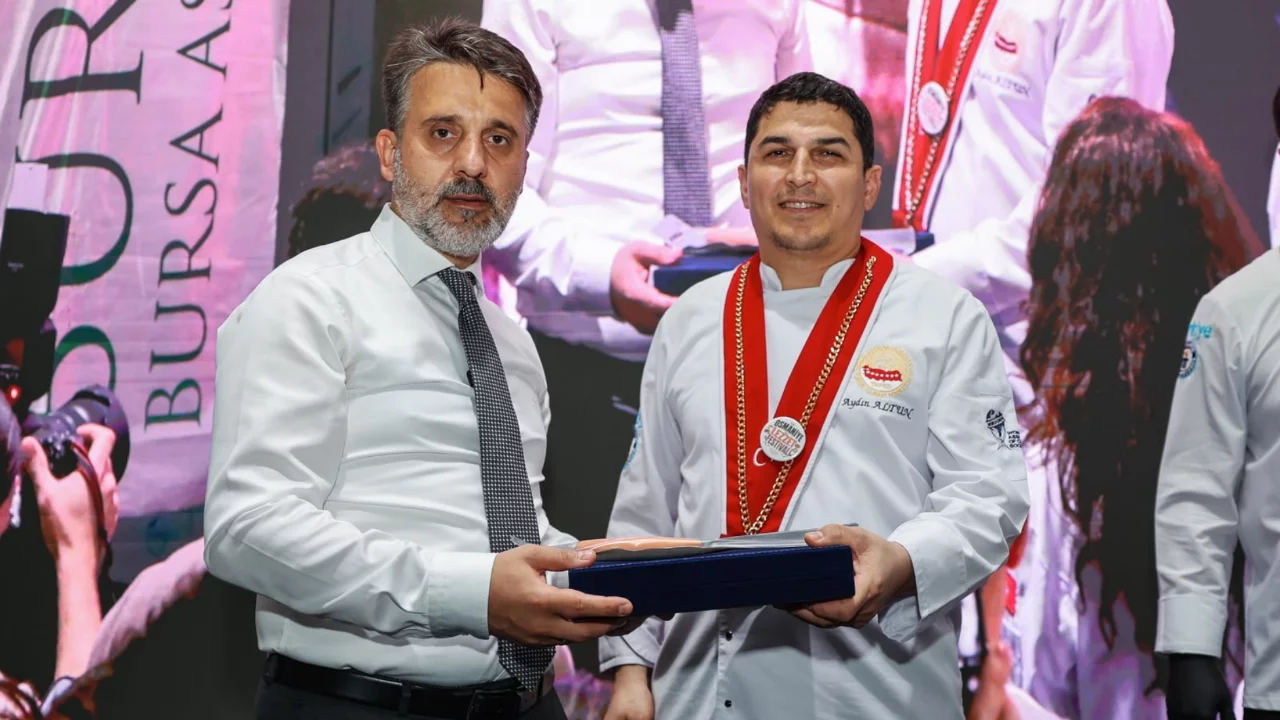 Bursa'da Başkan Vekili Şahin Biba mutfağa girdi! Yemeğin sırrını açıkladı