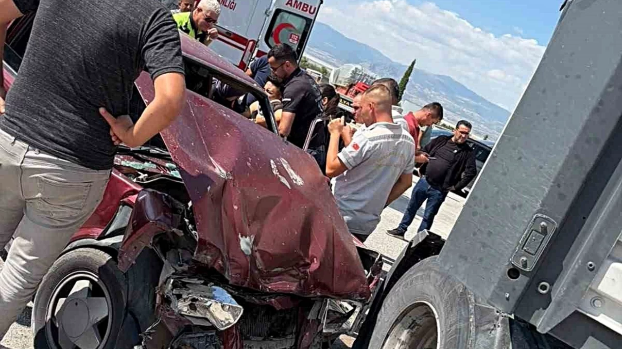 Burdur'da otomobil ile tırın çarpıştığı kazada otomobildeki 2 kişi yaralandı
