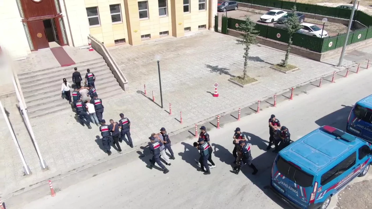 Sivas merkezli 7 ilde b&uuml;y&uuml;k operasyon! Hesaplardan 850 milyon TL &ccedil;ıktı