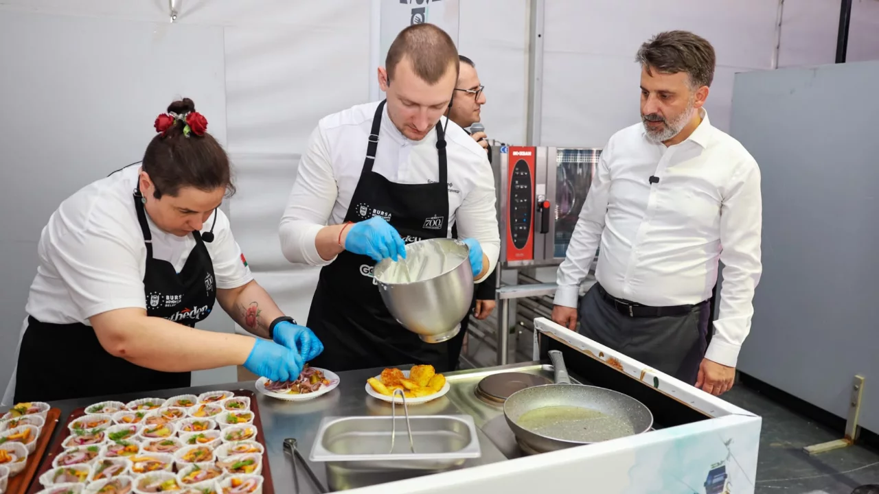 Bursa'da d&uuml;nya mutfağı buluştu! Kardeş şehirlerin şefleri Gastronomi Festivali'ne damga vurdu
