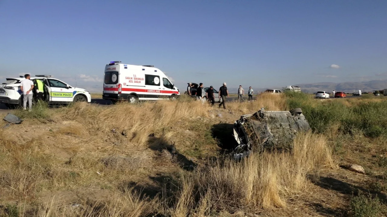 Refüje çarpan otomobil şarampole devrildi! 3 kişi yaralı