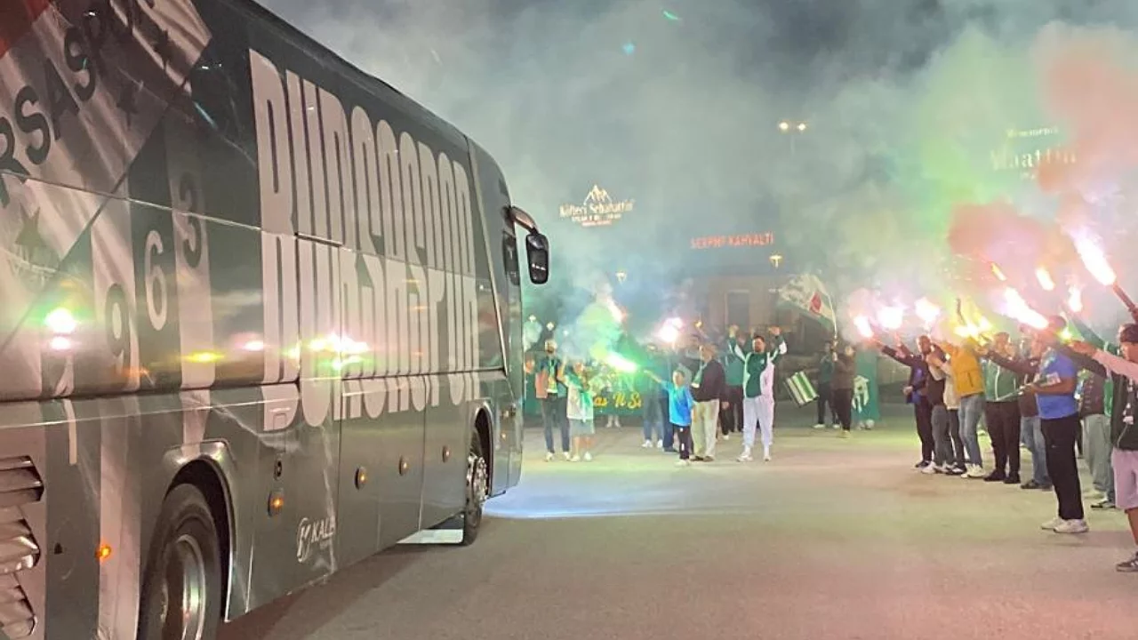Batman'dan zaferle d&ouml;nen Bursaspor'a coşkulu karşılama!