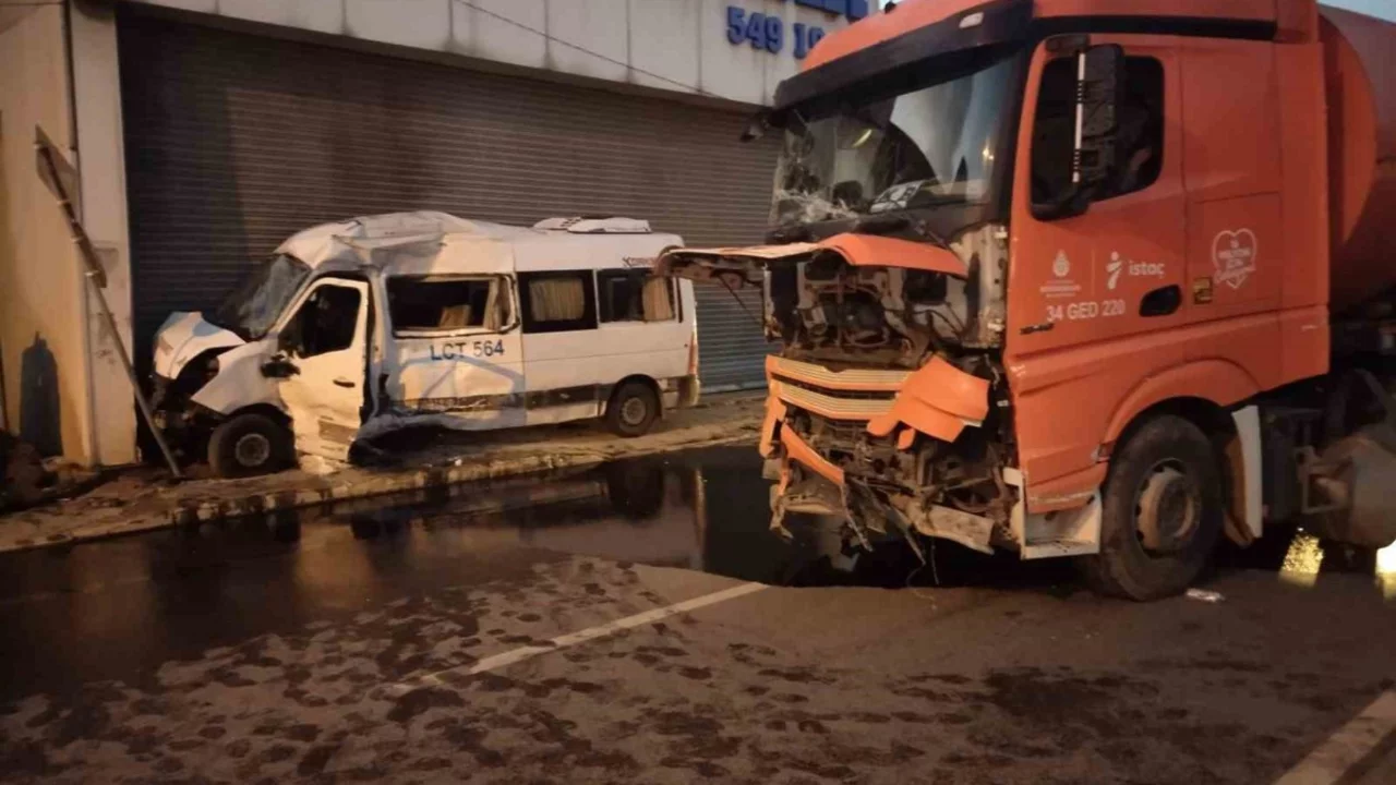 Kamyonla servis minib&uuml;s&uuml; &ccedil;arpıştı, 2 kişi yaralandı