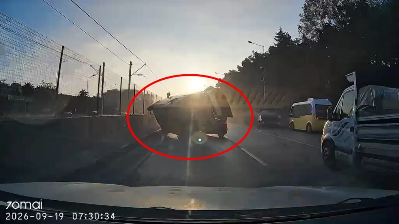 Bursa'da saniyeler içinde ortalık karıştı! Araç otomobilin üstüne devrildi