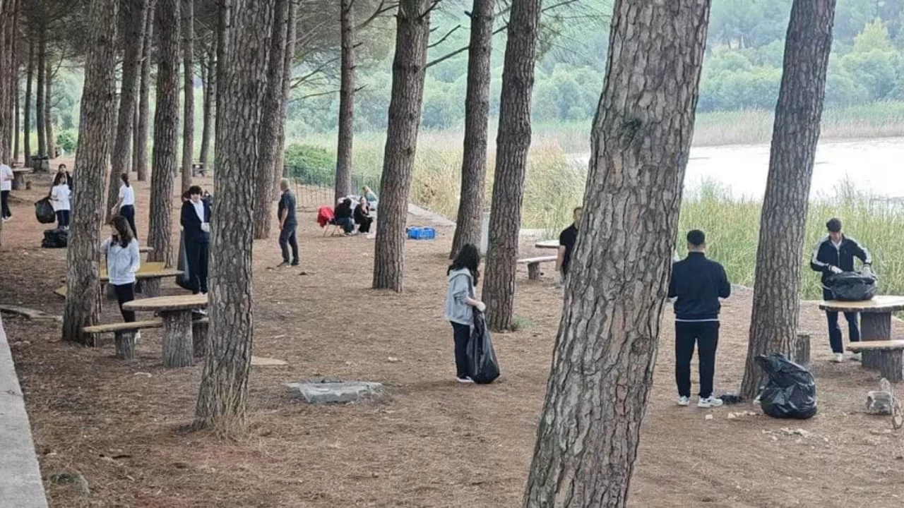 Bursa'da doğanın i&ccedil;inden 50 poşet &ccedil;&ouml;p &ccedil;ıktı!
