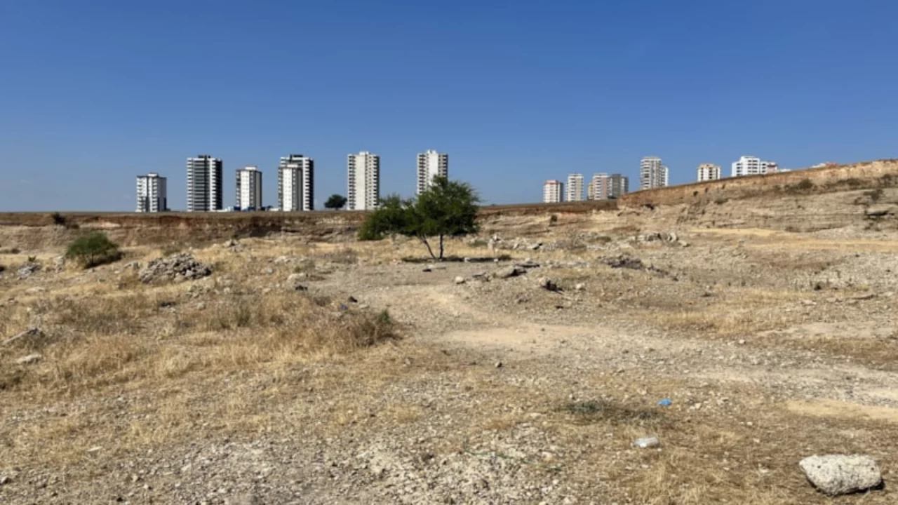 Adana'da boş arazide erkek cesedi bulundu 