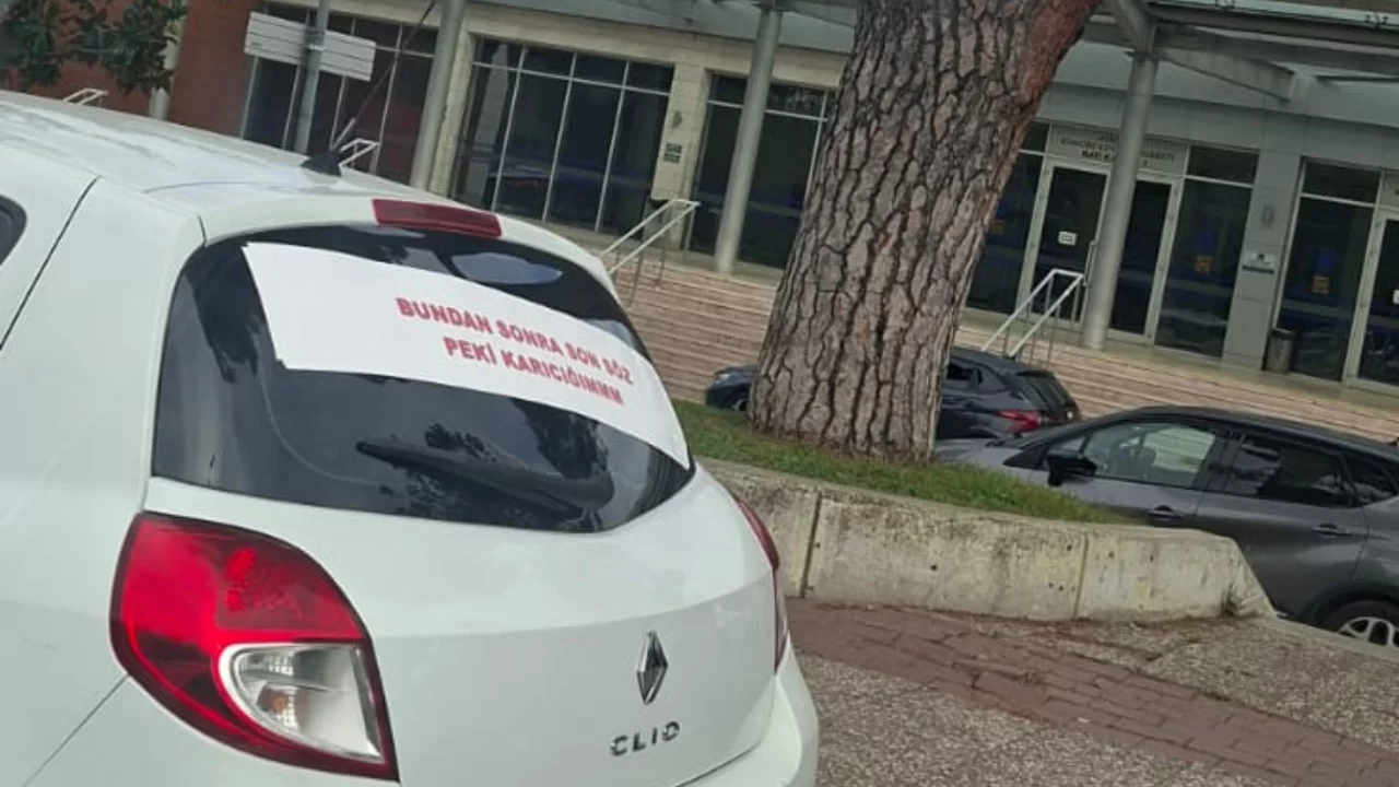 Bursa'da aracın arkasındaki yazı dikkat çekti!