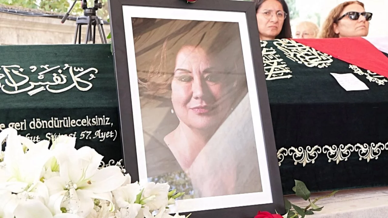 G&uuml;lsen Tuncer son yolculuğuna uğurlandı! Tabutundaki o detay vasiyetiymiş