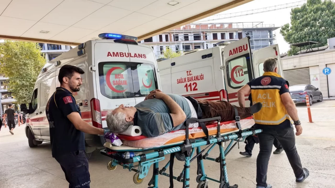 Bursa'da &ccedil;atıdan d&uuml;şen kişi ağır yaralandı