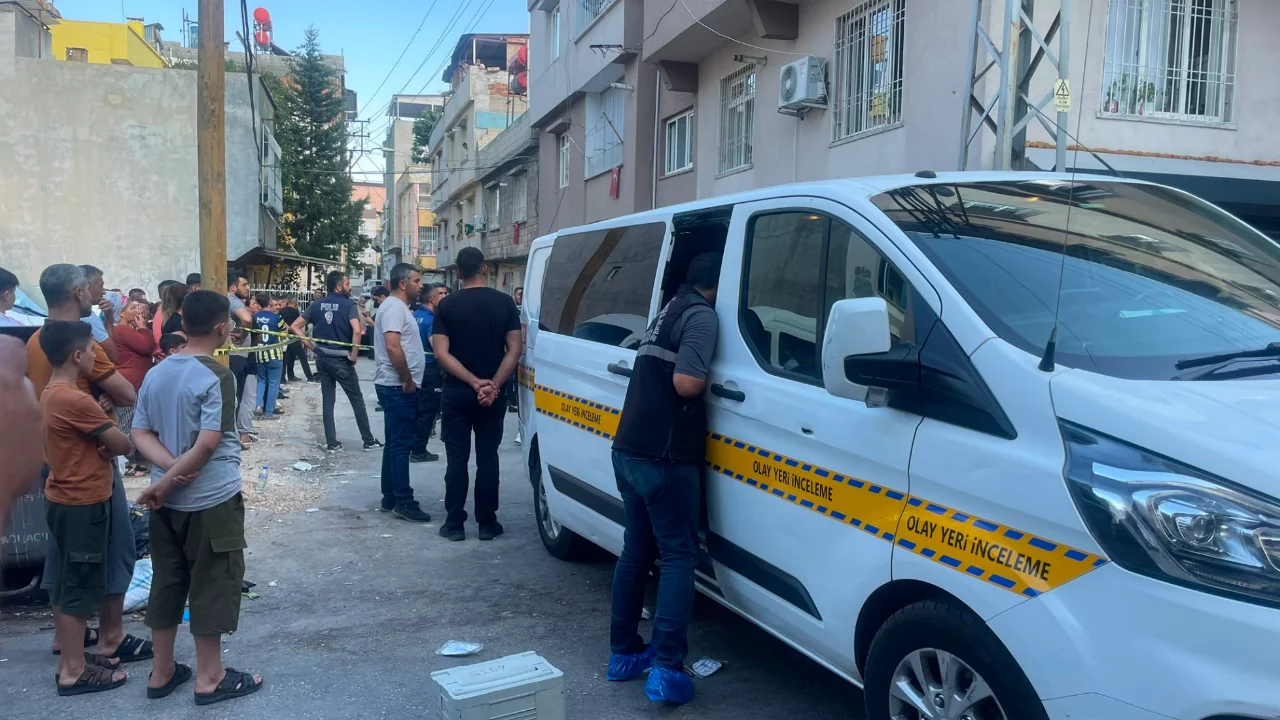 Eşini t&uuml;fekle vurup &ouml;ld&uuml;rd&uuml;kten sonra sokakta dehşet sa&ccedil;tı! Ortalık savaş alanına d&ouml;nd&uuml;...