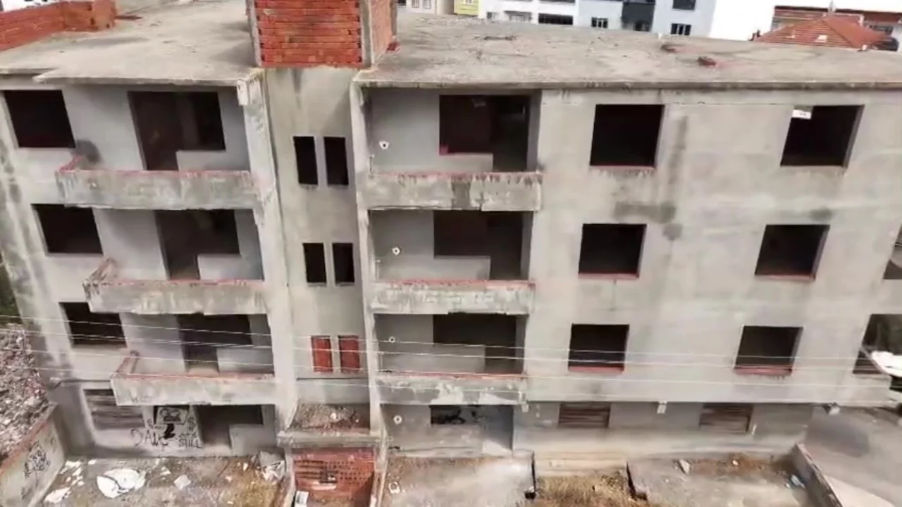 Bursa'da 30 yıldır tamamlanmayı bekliyor! Eski binadaki kaymalar mahalleyi tedirgin etti