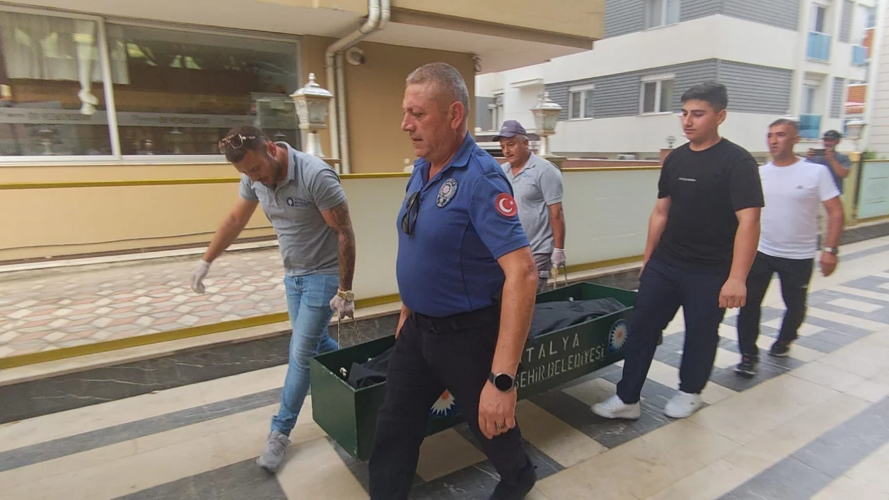Antalya'da otel koridorunda korkutan olay: Rus turist &ouml;l&uuml; bulundu
