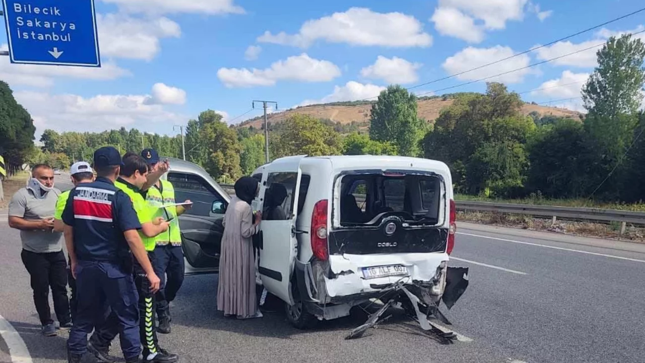 Bilecik'te otomobil hafif ticari araca arkadan çarptı: 7 kişi yaralandı