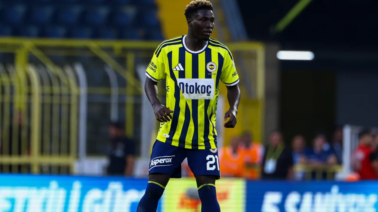 Fenerbah&ccedil;e'nin gen&ccedil; stoperi Kojo Peprah Oppong ilk kez sahneye &ccedil;ıktı