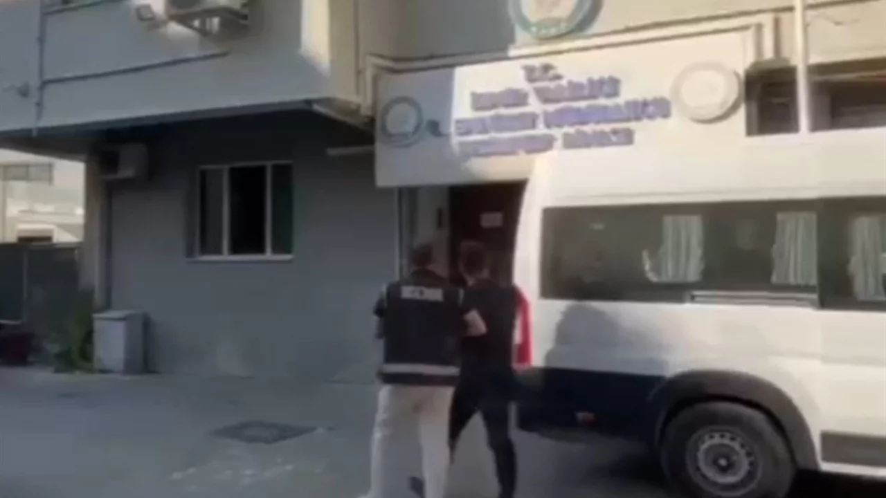 İzmir'de galericilik adı altında tefecilik operasyonu: 7 ş&uuml;pheli tutuklandı