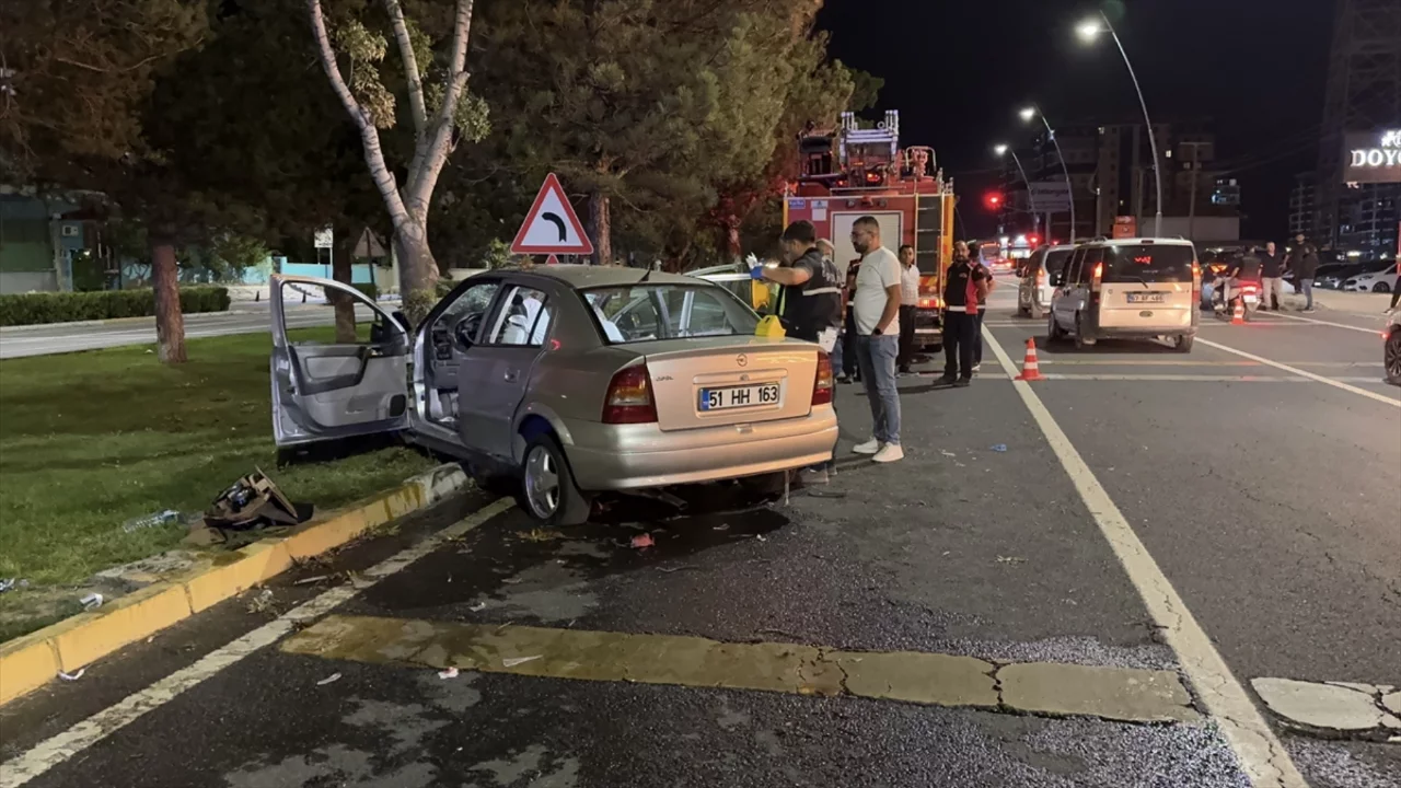 Niğde-Bor yolunda otomobil ref&uuml;je &ccedil;arptı: 2 kişinin durumu ağır