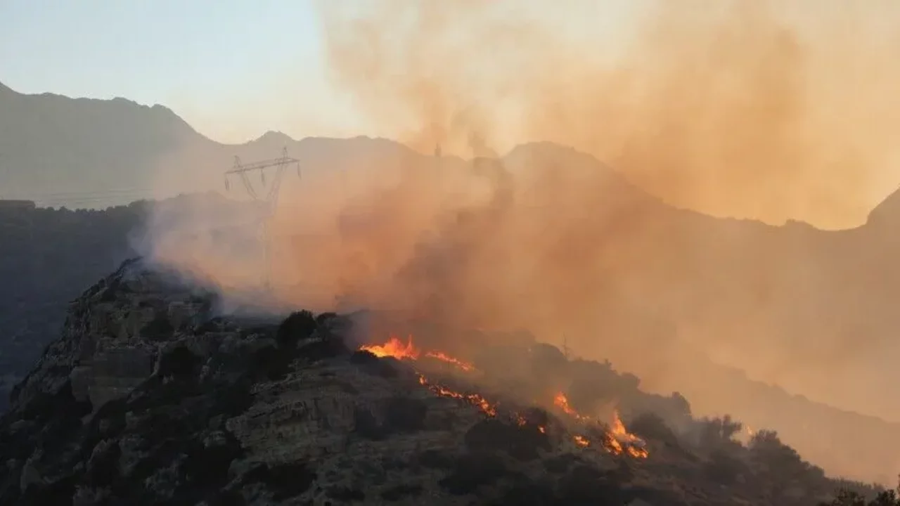 Girit Adası'ndaki yangın kontrol altına alınamadı
