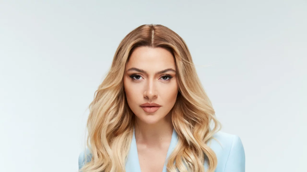 Hadise sahnede neden kapalı giyindiğini açıkladı: "Dekoltenin seksilikle alakası yok"