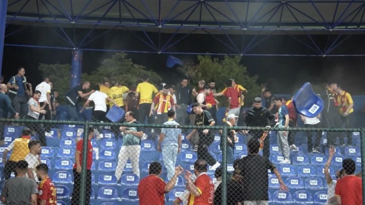Kayserispor taraftarları trib&uuml;n koltuklarını kırdı, stadyum zarar g&ouml;rd&uuml;