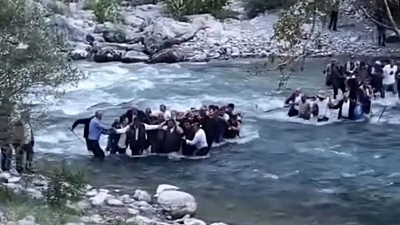 Y&uuml;ksekova'da &ouml;len 57 yaşındaki adamın cenazesi dereden ge&ccedil;irilip omuzlarda taşındı