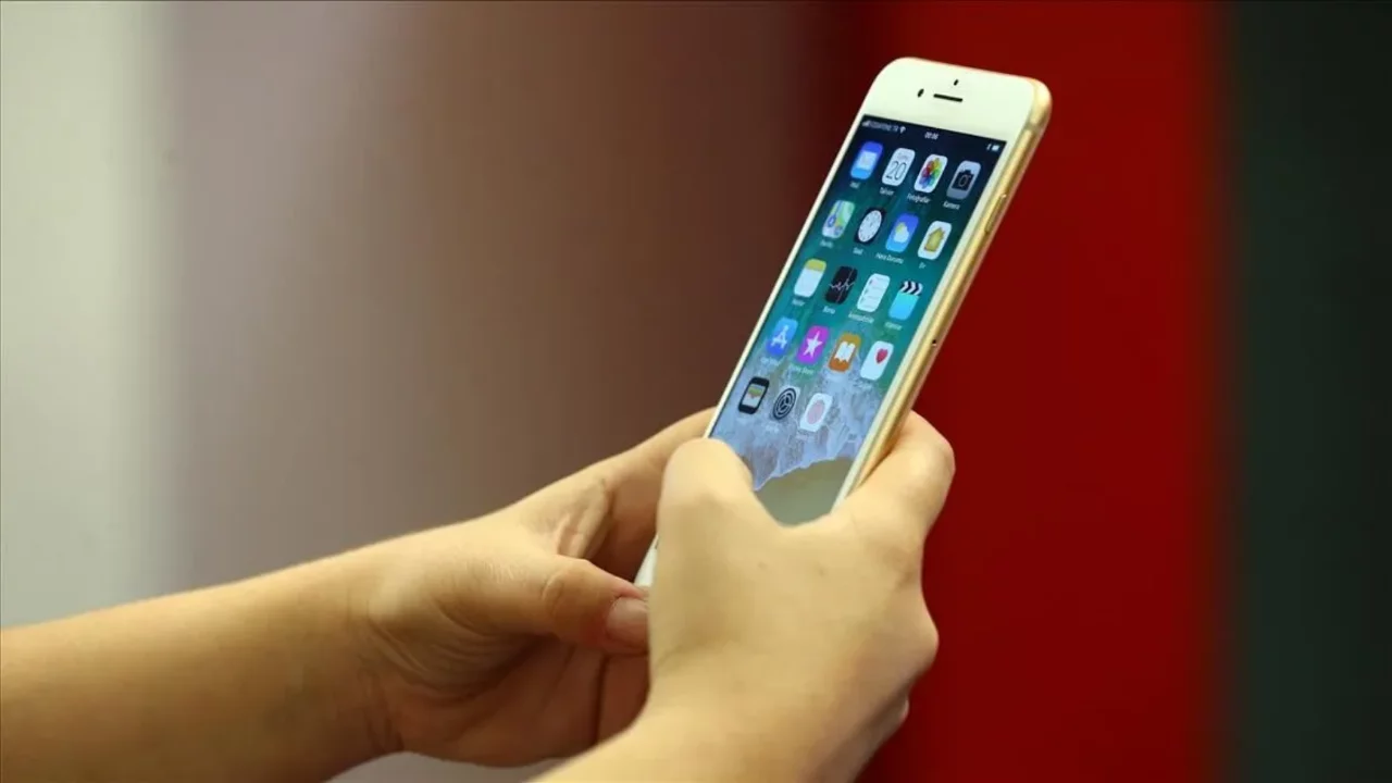 Apple y&ouml;neticisinden kullanıcıları şaşırtacak a&ccedil;ıklama: "Ekran koruyucu t&uuml;ylerimi &uuml;rpertiyor"
