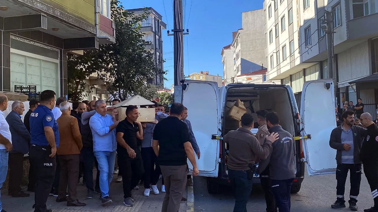Tartıştığı eşini öldürüp, sabaha kadar başında bekledi
