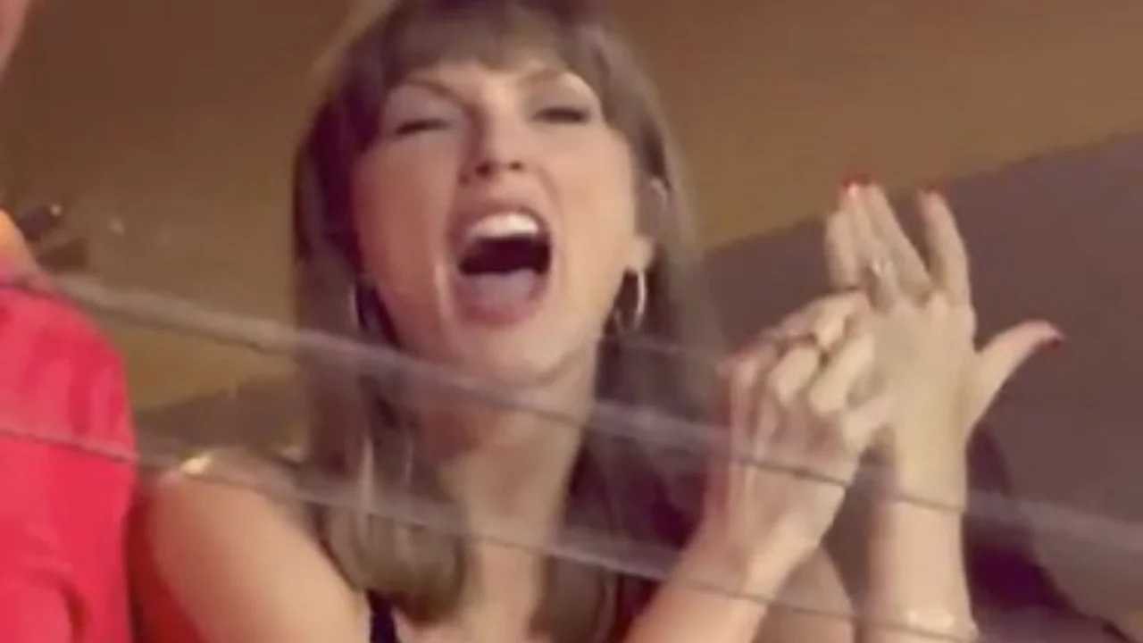 Taylor Swift trib&uuml;nde kendini tutamadı! Travis Kelce'ye bakıp "Bu benim kocam" diye bağırdı