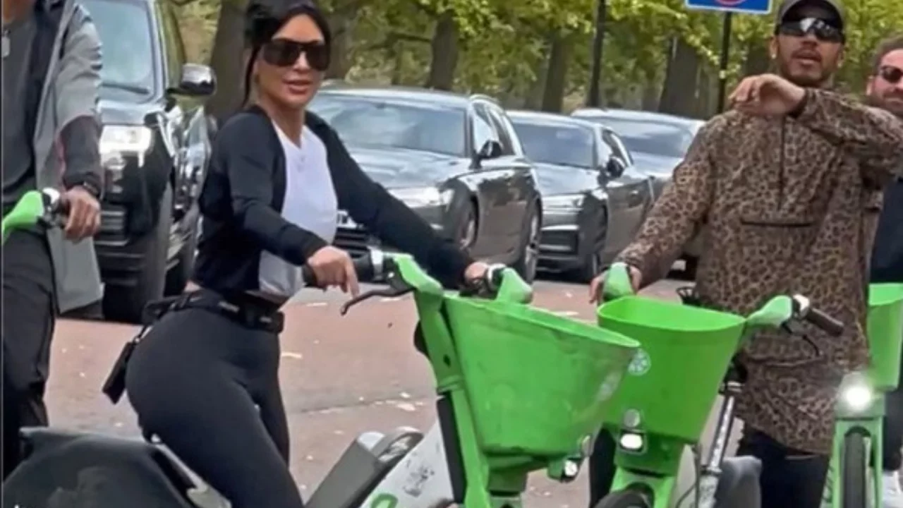 Kim Kardashian ve Lewis Hamilton Londra'da bisiklet turunda! Aşkları b&ouml;yle g&ouml;r&uuml;nt&uuml;lendi