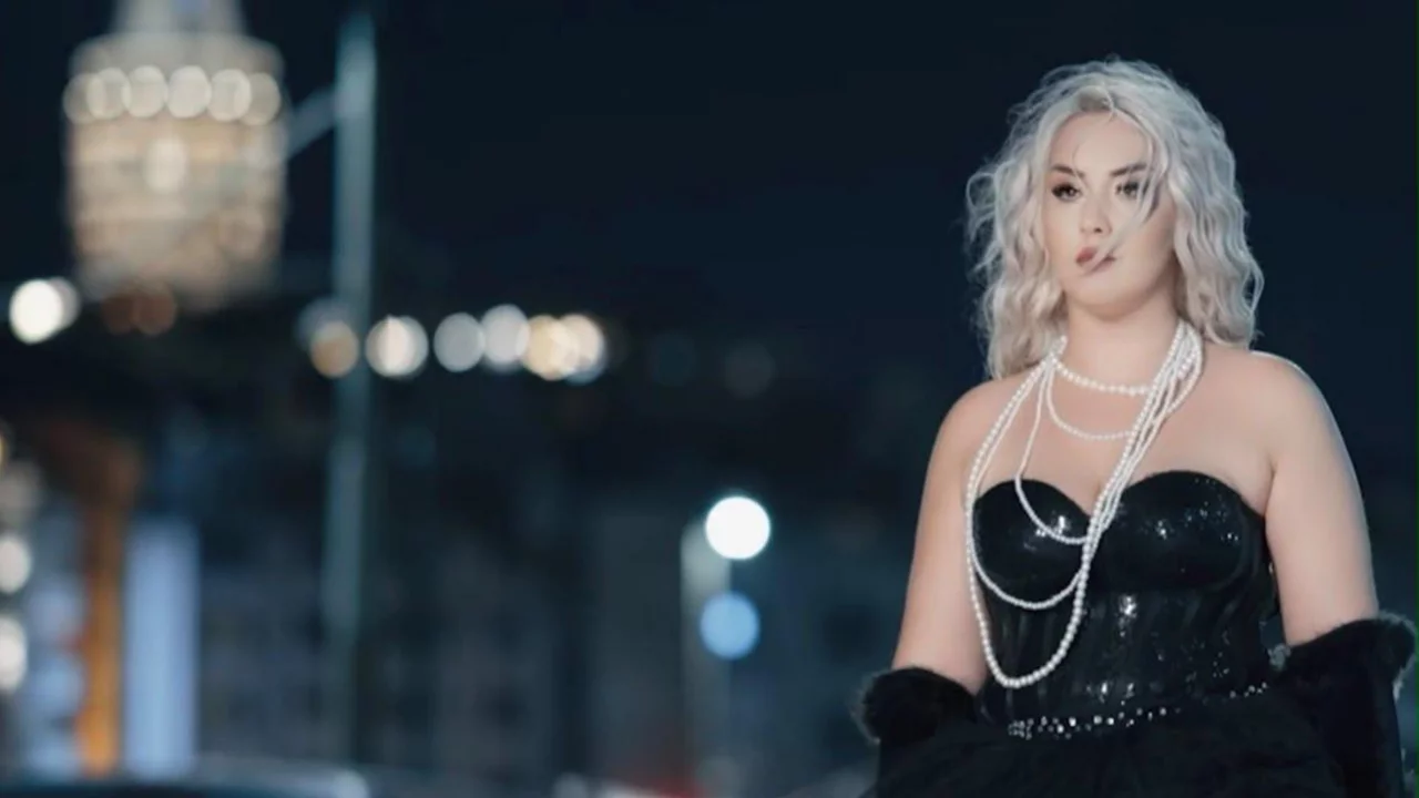 Pınar K&ouml;m&uuml;rc&uuml;oğlu'ndan "Ben Bilmesem" dillerde