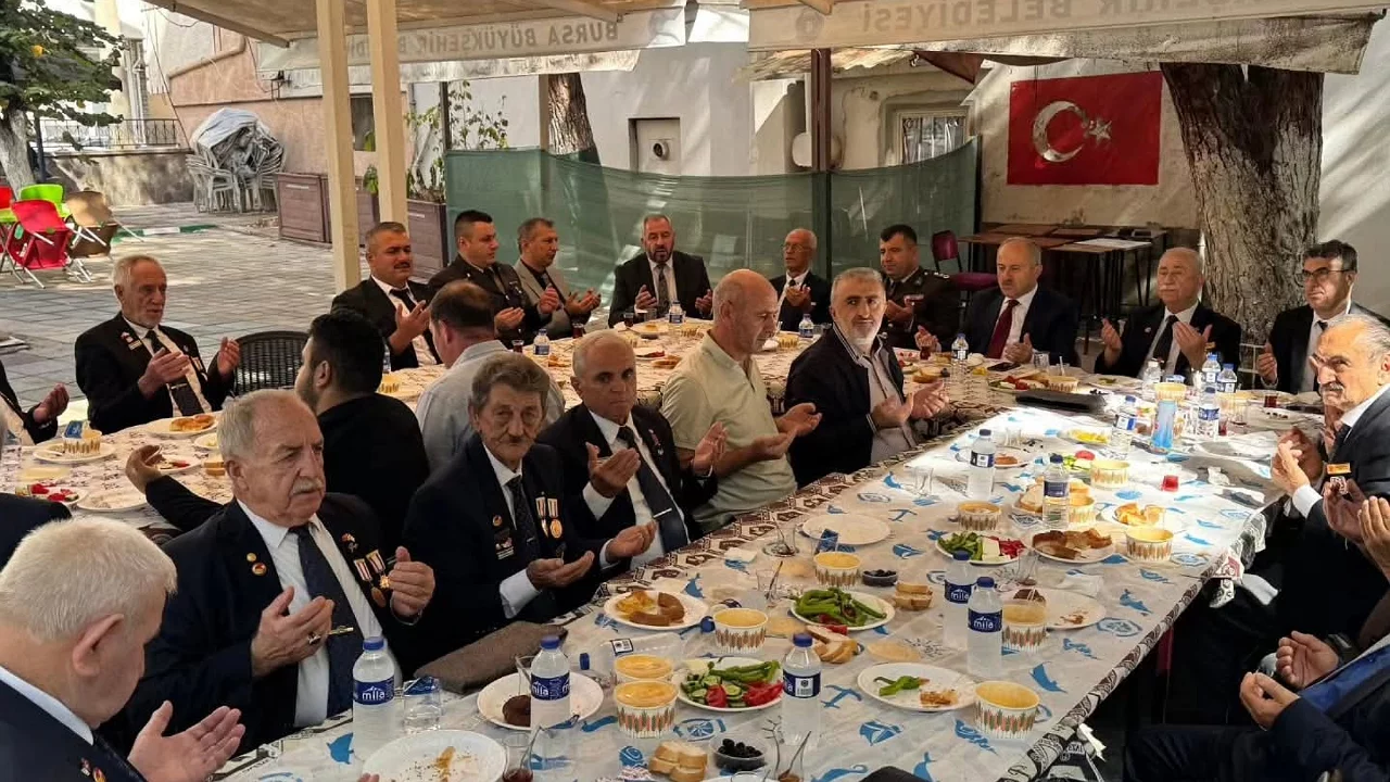 Orhangazi'de protokol gazilerle kahvaltıda buluştu