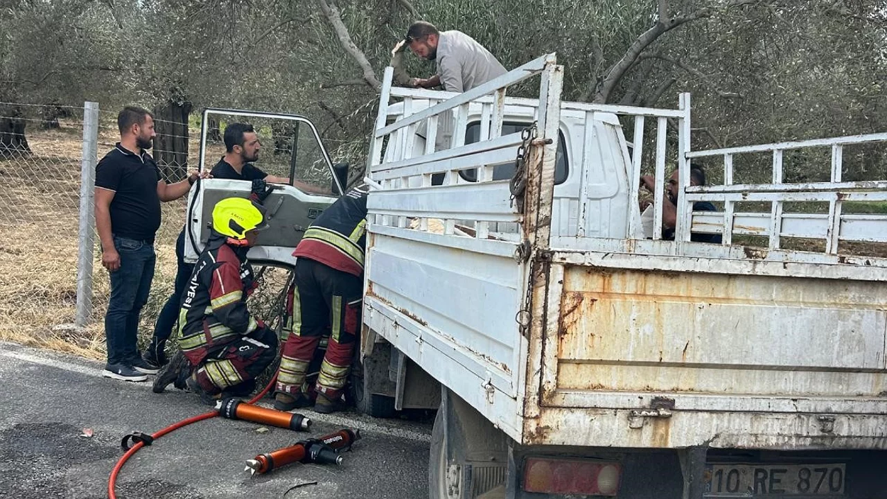 Zeytin ağacına &ccedil;arpan kamyonette sıkışan yolcuyu itfaiye kurtardı