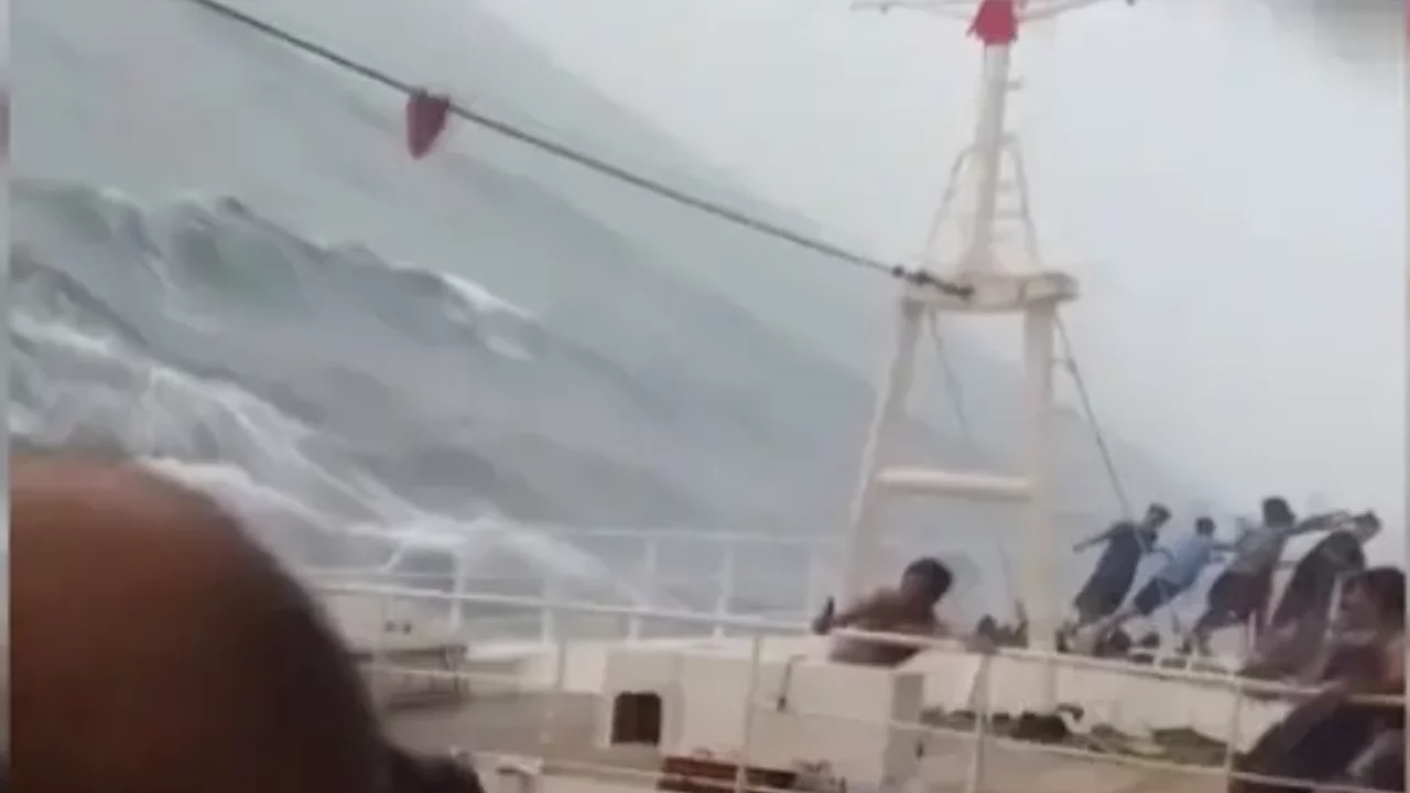 Denizin ortasında korku dolu anlar! Can pazarı yaşandı