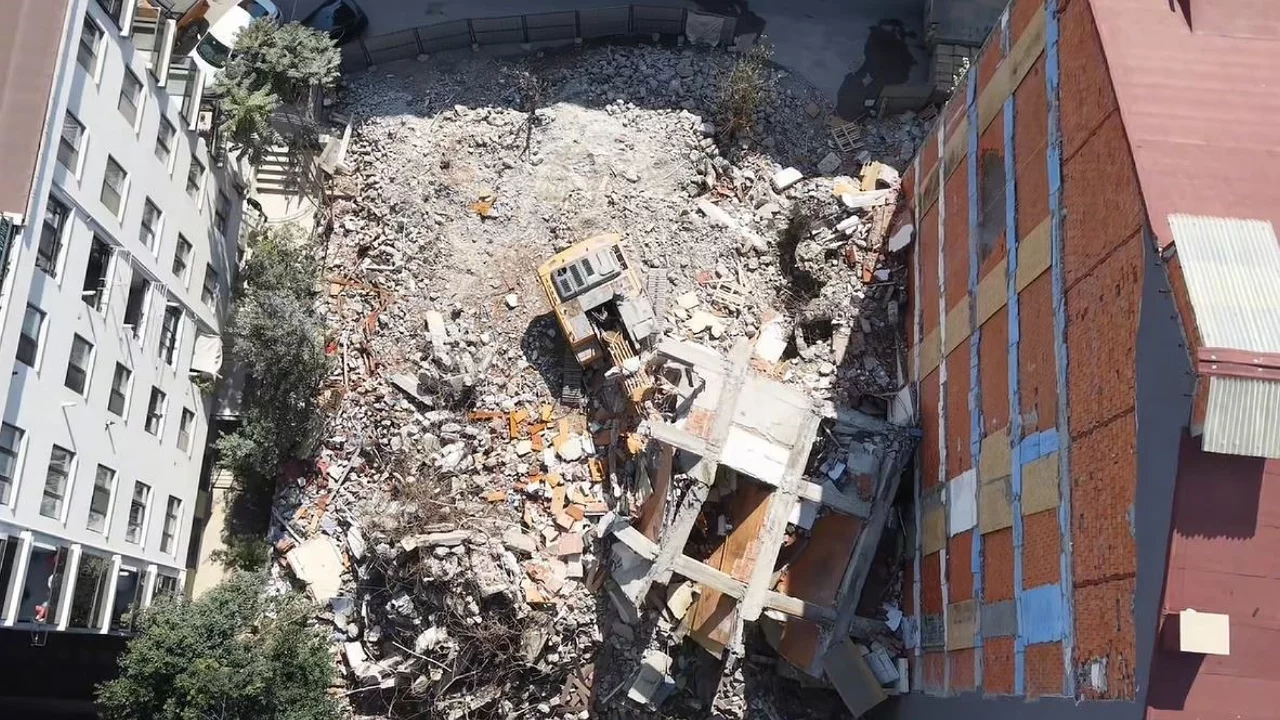 Beton blok iş makinesinin üzerine devrildi