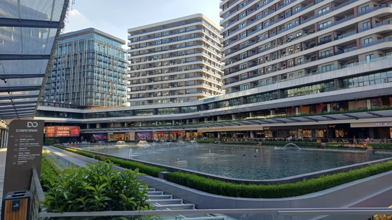 Bursa'nın &uuml;nl&uuml; AVM'sinde sular durulmuyor! Sıra &uuml;nl&uuml; şefin restoranına mı geldi?