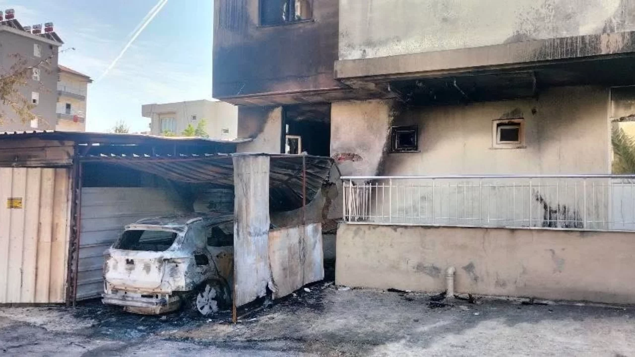 &Uuml;zerine &ccedil;&ouml;p poşeti ge&ccedil;irip otomobil kundaklayan ş&uuml;pheli tutuklandı