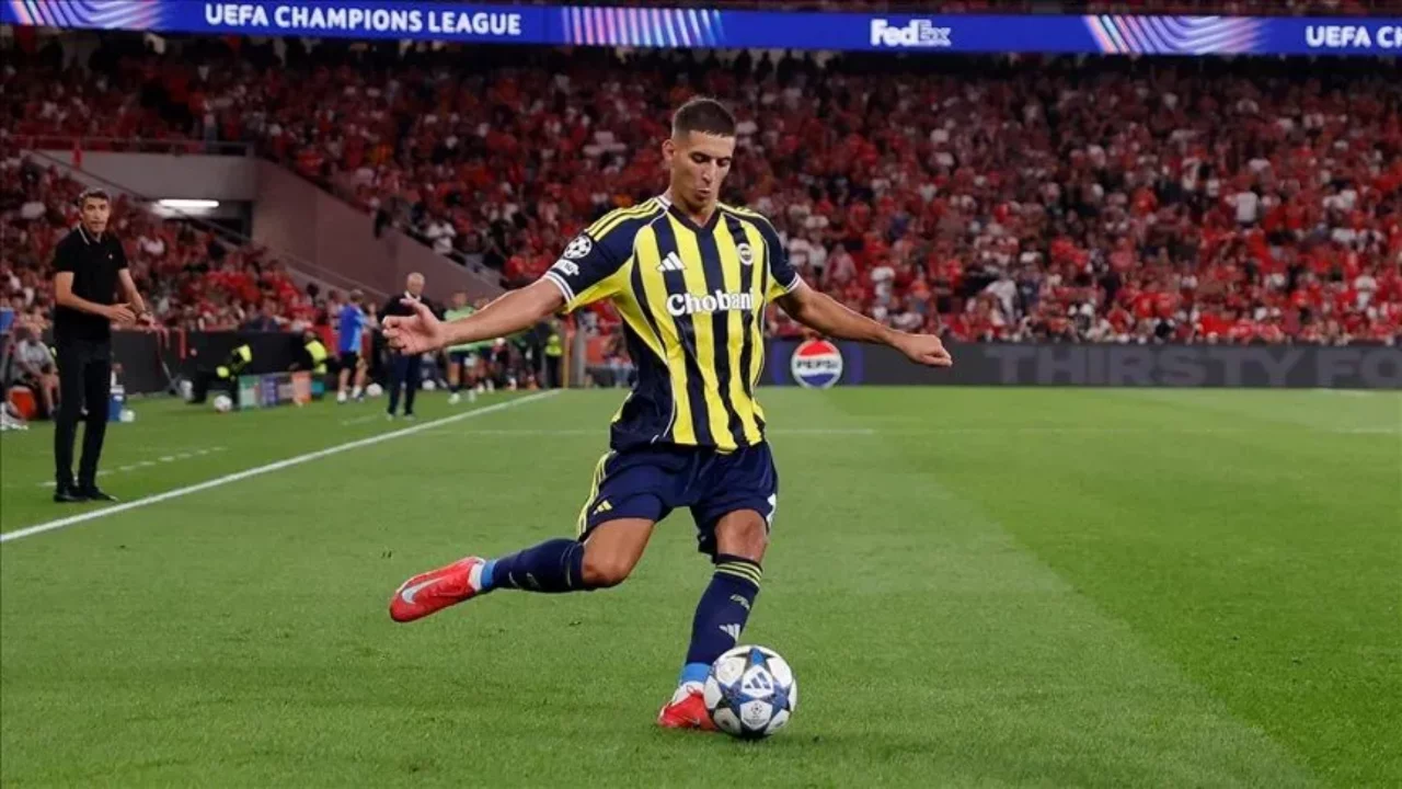 Mert M&uuml;ld&uuml;r ameliyat edildi: Fenerbah&ccedil;e'den milli futbolcunun sağlık durumuyla ilgili a&ccedil;ıklama