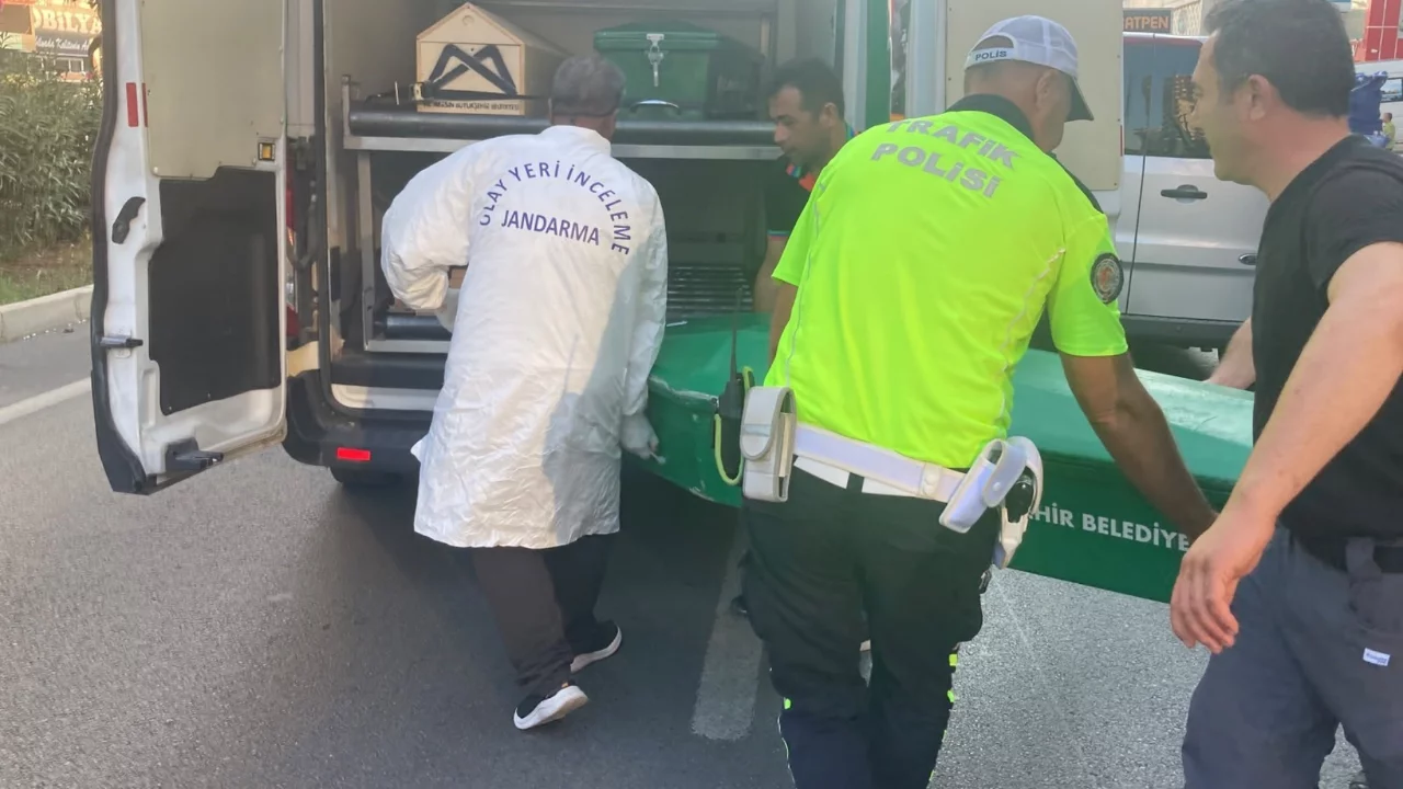 Mersin'de feci kaza: Tırla çarpışan motosiklet kamyonete savruldu, sürücü yaşamını yitirdi