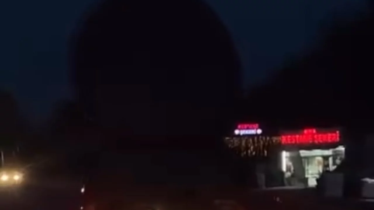 Bursa'da akılalmaz anlar! Aracın &uuml;st&uuml;ndeki dev k&uuml;tleyi g&ouml;ren d&ouml;n&uuml;p bir daha baktı