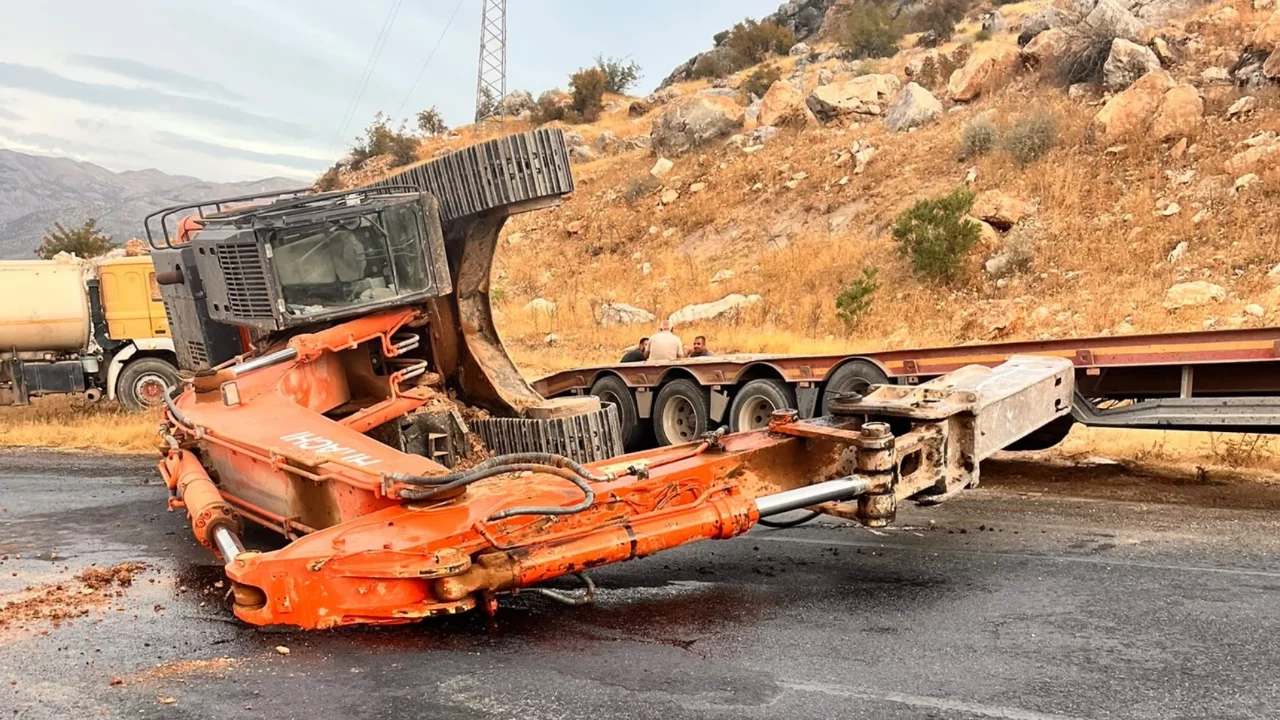 Adıyaman'da seyir halindeki tırdan paletli kep&ccedil;e yola devrildi: Ulaşım durdu