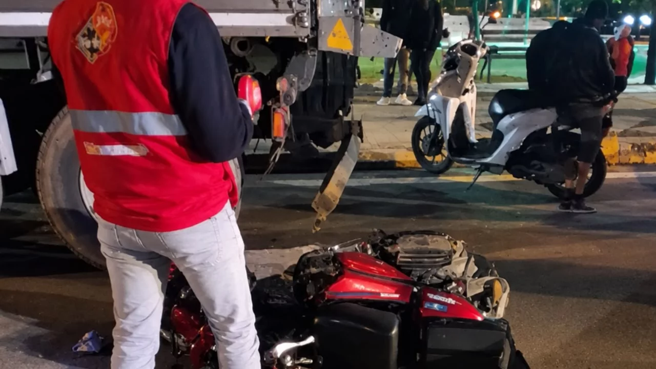 Park halindeki tıra &ccedil;arpan motosikletin s&uuml;r&uuml;c&uuml;s&uuml; ağır yaralandı