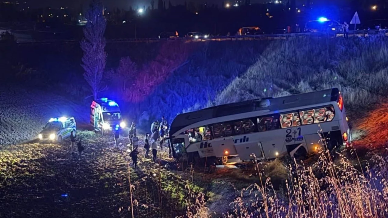 Amasya'da yolcu otob&uuml;s&uuml; bariyerlere &ccedil;arpıp şarampole u&ccedil;tu: 24 yaralı
