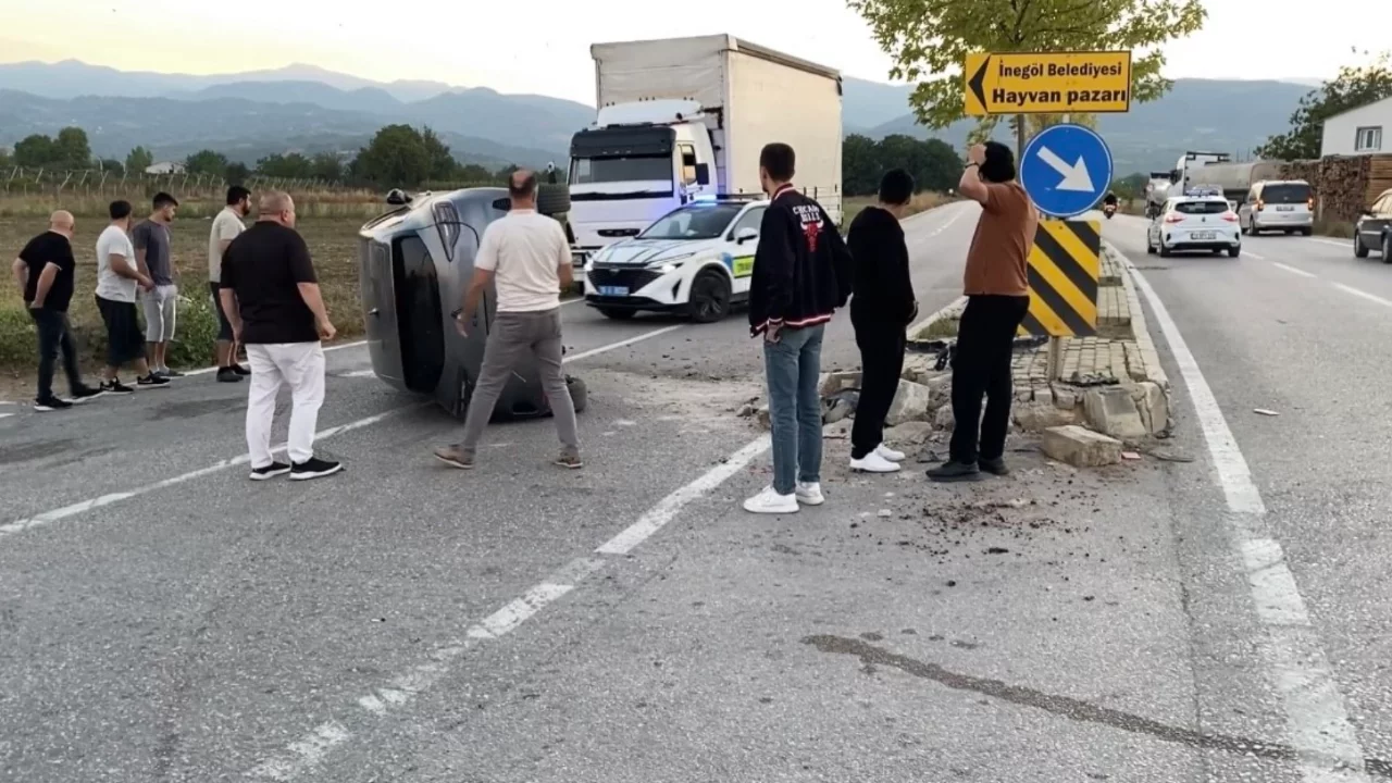 Bursa'da kazayı &ouml;nlemek isterken kaza yaptı! Otomobil ref&uuml;je &ccedil;arpıp devrildi