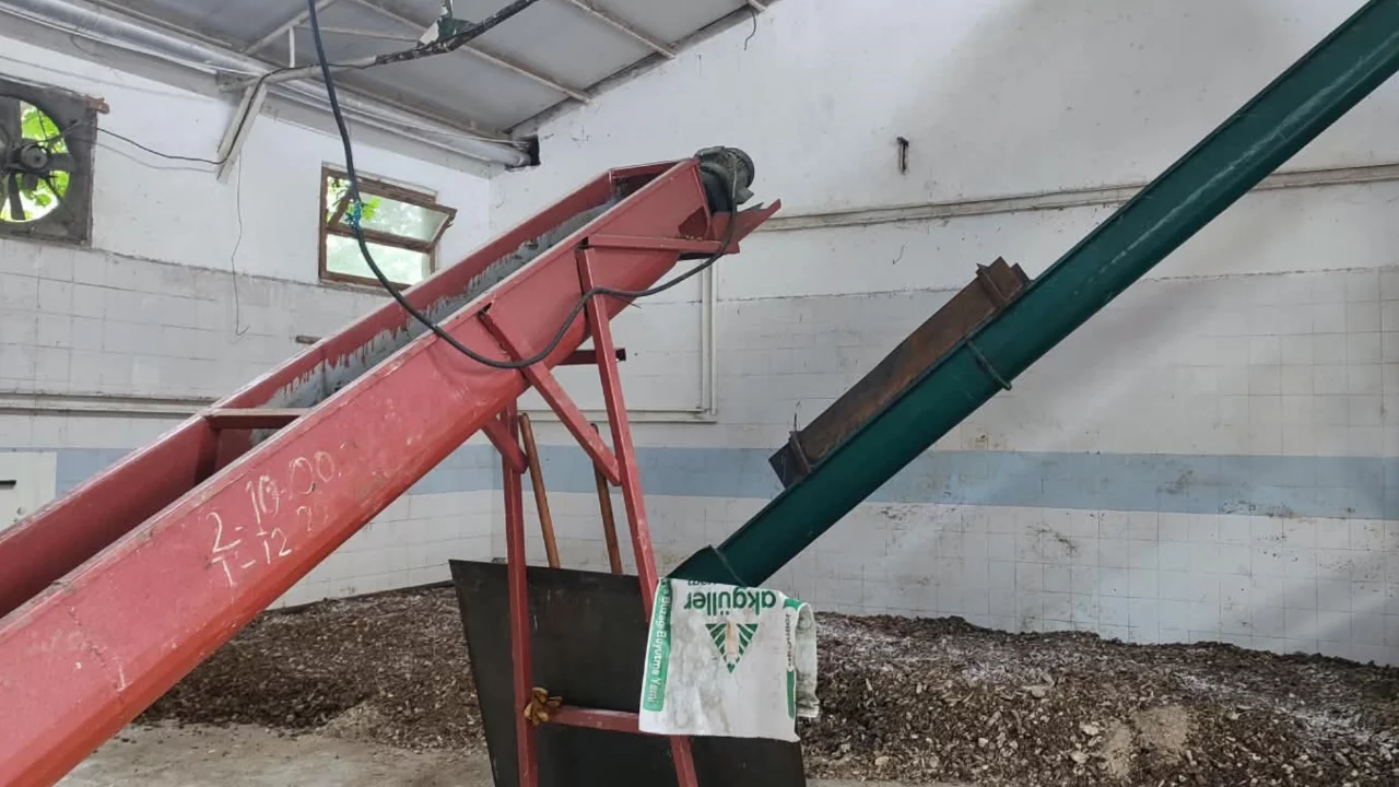 Sakarya'da onaysız işletmede dikkat &ccedil;eken tespit: Tonlarca et-kemik unu imha edildi