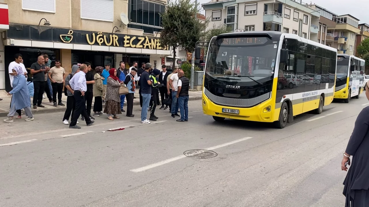 Bursa'da &ouml;zel halk otob&uuml;s&uuml; kadına &ccedil;arptı: 1 ağır yaralı