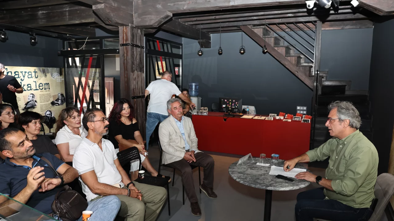 Edebiyat M&uuml;zesi'nde kalem sergisi a&ccedil;ıldı