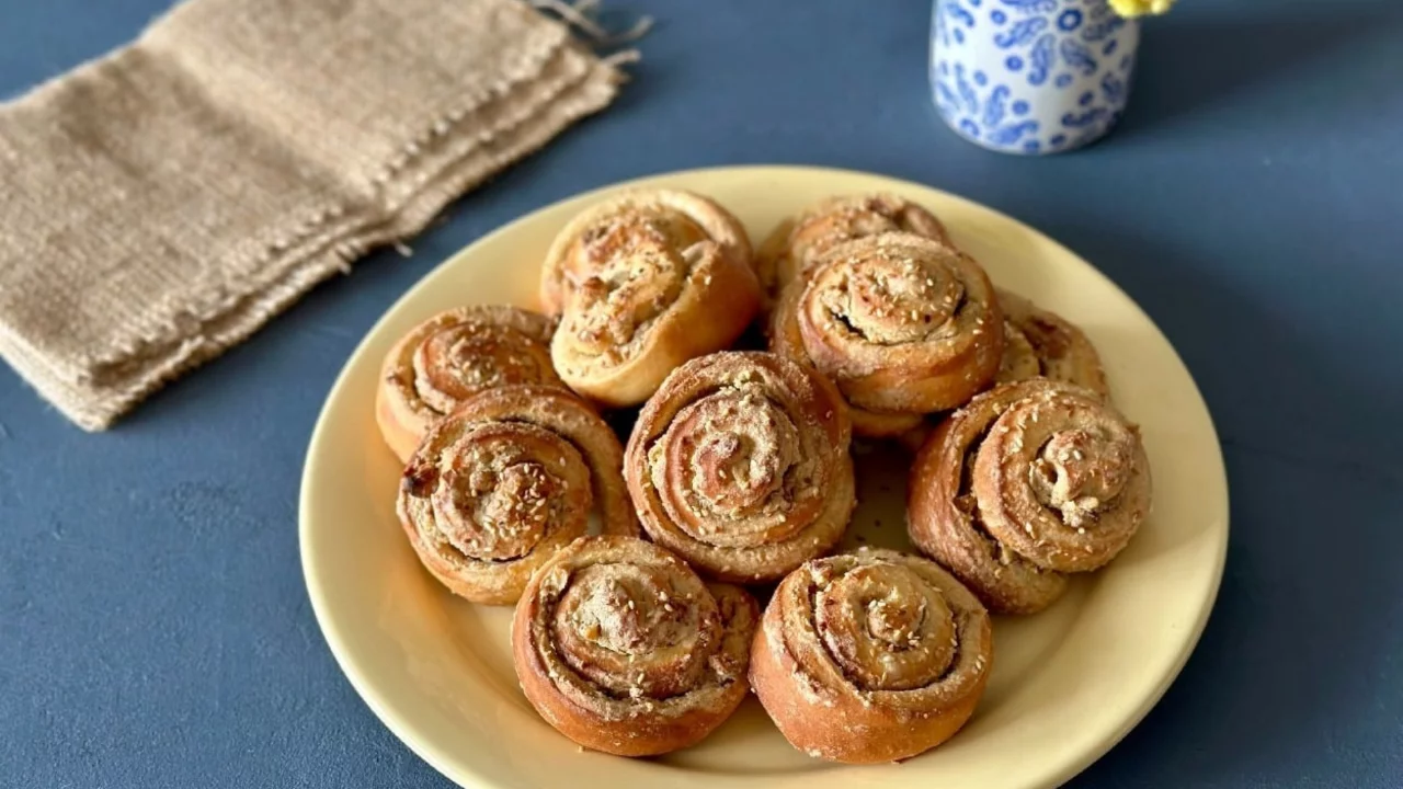 Tarçınlı Rulo Çörek Nasıl Yapılır? Tel Tel Ayrılan İpek Gibi Cinnamon Roll Tarifi