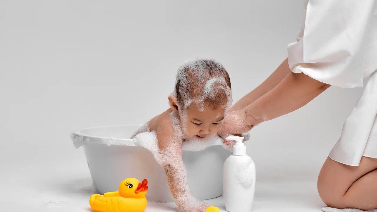Yeni doğan bebek ilk ne zaman yıkanır? İlk banyo öncesi anne babaların bilmesi gerekenler
